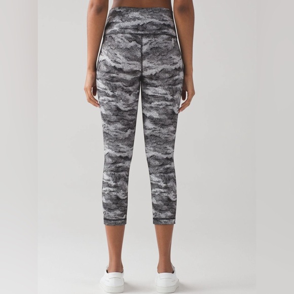 Lululemon Wunder Under Crop - Size 6 Black White - Picture 3 of 7